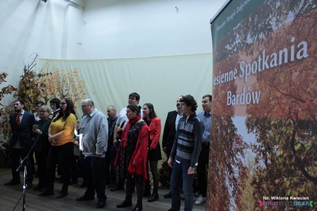 Jesienne Spotkania Bardów; na scenie gospodarze wydarzenia: zespół wokalny z WTZ "Misericordia"