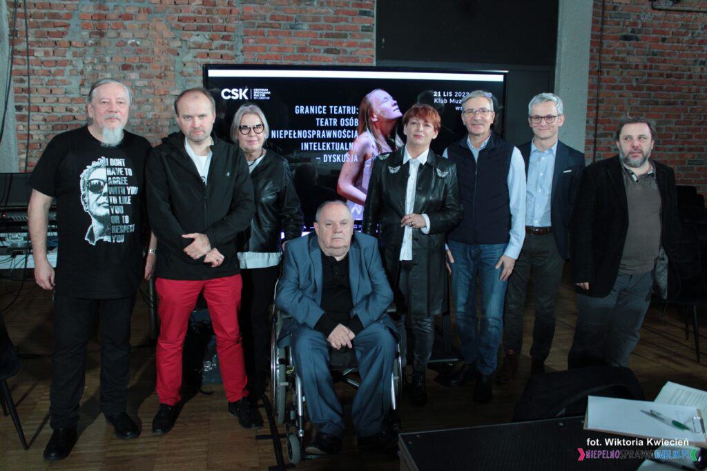 Pamiątkowe zdjęcie uczestników dyskusji "Granice teatru: Teatr osób z niepełnosprawnością intelektualną"