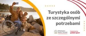 Od lewej zdjecie przedstawiające męzczyznę na wózku inwalidzkim, obejmującego przytuloną do niego i siedzącą w kucki kobietę z psem na kolanach. Mężczyzna robi selfie. Po prawej tekst: Turystyka osób ze szczególnymi potrzebami