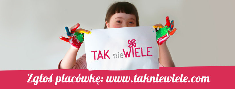 Dziewczynka z zespołem Downa trzyma w umorusanych farbą rękach kartkę z logo fundacji tak niewiele. U dołu różowy pasek z białym napisem Zgłoś placówkę: wwwtakniewiele.com