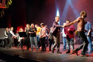 Uczestnicy Spotkań z Piosenką NS tańczą na scenie; fot. Magdalena Wojtachnio-Przerada