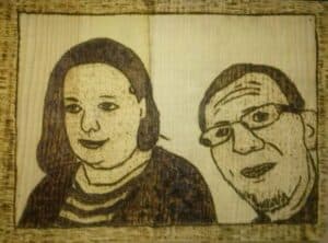 Autoportret Norberta z Anią - wypalanka w sklejce - dwie uśiechnięte twarze