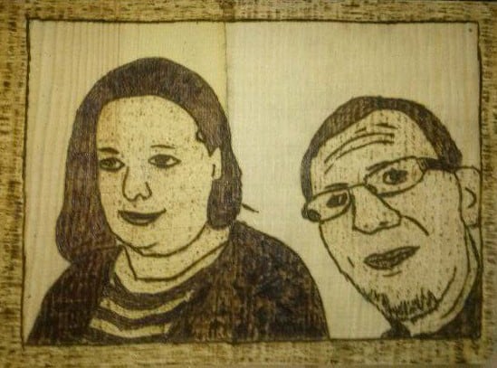 Autoportret Norberta z Anią - wypalanka w sklejce - dwie uśiechnięte twarze