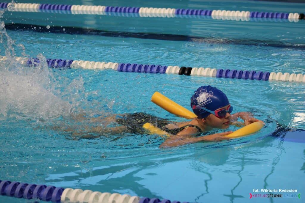 W basenie płynie z przyborem Gorgol Wiktoria (SPS 26 Lublin) podczas zawodu