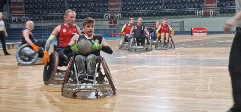Dominik w trakcie rozgrywek. w rugby na wózkach
