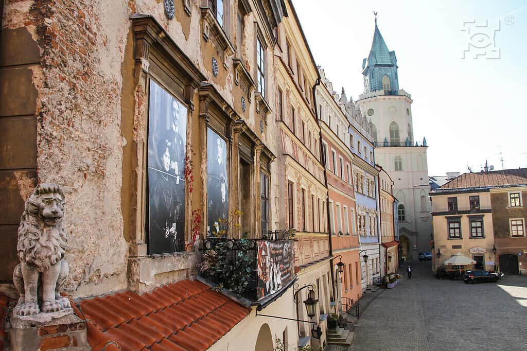 Stare Miasto Rynek 9 - Kamienica Pod Lwami, w tle Wieża Trynitarska