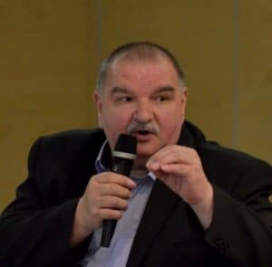 Starszy mężczyzna z mikrofonem w reku