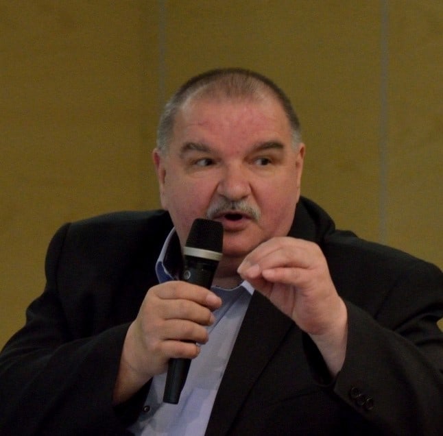Starszy mężczyzna z mikrofonem w reku