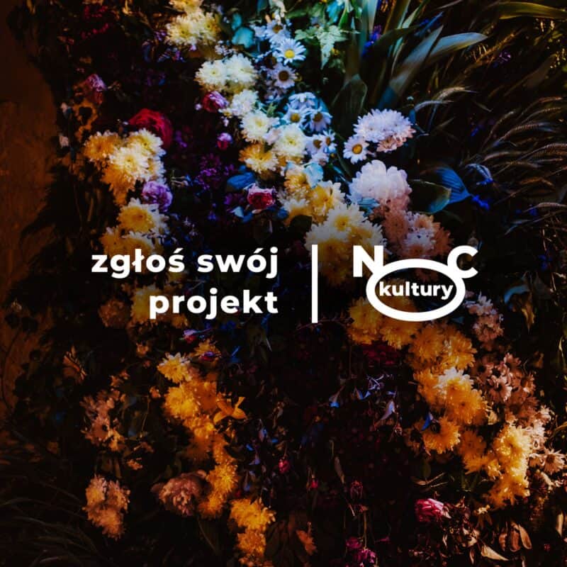 Zdjęcie kolorowego bukietu kwiatów. Pośrodku znajduje się tekst: "zgłoś swój projekt” i obok logo “NOC kultury”