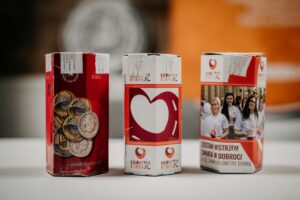 Trzy puszki z logo Kilometry Dobra