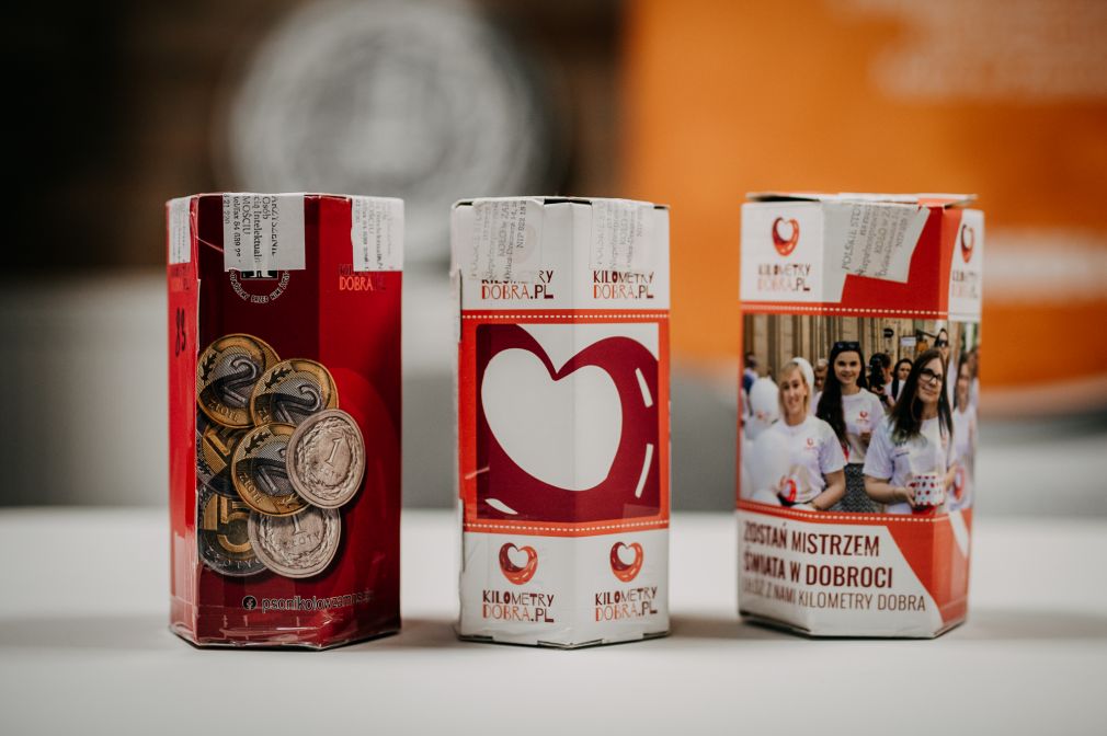 Trzy puszki z logo Kilometry Dobra