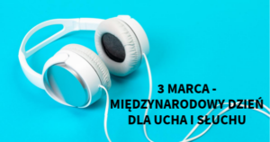 Białe słuchawki zauszne na błękitnym tle. W dolnym prawym rogu czarny napis: 3 marca -Międzynarodowy Dzień dla Ucha i Słuchu