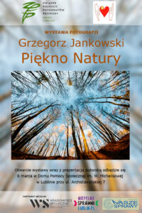 Plakat wystawy fotografii Grzegorza Jankowskiego "Piękno natury". Na środku umieszczono fotografię lasu, widok z dołu ku wierzchołkom