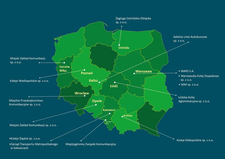 Zielona mapa Polski na niebieskim tle zawierająca jedynie nazwy miejscowości wraz z nazwami przewoźników i organizatorów transportu zbiorowego, którzy podpisali deklarację.