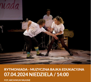 Na pierwszym planie kobieta i mężczyzna w dynamicznych pozach. Mężczyzna pochyla tułów do przodu, jedną rękę opiera nad biodrem, a drugą wyprostowaną wyciąga przed siebie. Kobieta trzyma go za wyciągniętą dłoń, a drugą z ugiętym łokciem trzyma przed sobą. Ma szeroko rozstawione stopy i pochyla się do przodu. Na drugim planie mężczyzna za perkusją. Wszyscy są ubrani w białe koszulki z czarnym nadrukiem i ciemną dolną część stroju. Poniżej tekst: RYTMONIADA - MUZYCZNA BAJKA EDUKACYJNA 07.04.2024 NIEDZIELA/14:00. FOT. ARCHIWUM WŁASNE