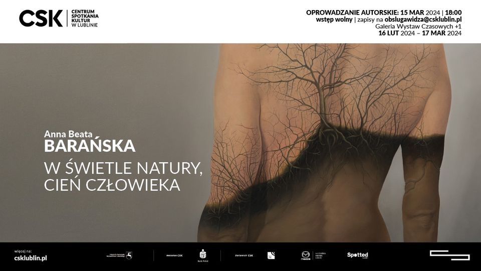 Grafika na plakacie przedstawia sylwetkę człowieka z drzewem, którego gałęzie i korzenie rozprzestrzeniają się na ciele. Tytuł Wystawy: Anna Beata Barańska, W Świetle Natury, Cień Człowieka