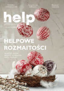 Grafika 102. numeru miesięcznika Help. Widnieją na niej kolorowe pisanki ułożone w małym koszyczku. Z góry wpadają do niego kolejne umalowane jajka. Obok leżą białe piórka i wiosenne bazie.