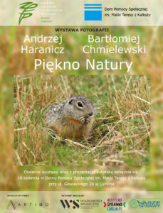 Plakat wystawy fotografii Andrzeja Haranicza oraz Bartłomieja Chmielewskiego "Piękno natury". Na środku umieszczono fotografię susła.