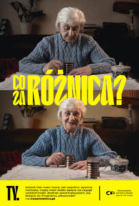 Plakat kampanii. Na górze plakatu widać starsza kobietę, która ma opuszczoną głowę, patrzy ze smutkiem na trzymany w dłoniach kubek. Na dole plakatu widać tę samą kobietę, która jednak tym razem patrzy na wprost z uśmiechem. W dłoni trzyma ten sam kubek, jednak przed nią stoi jeszcze jeden kubek, sugerując, że jest z nią w pomieszczeniu jeszcze jakaś osoba. Na środku plakatu widoczny jest żółty napis: Co za różnica?