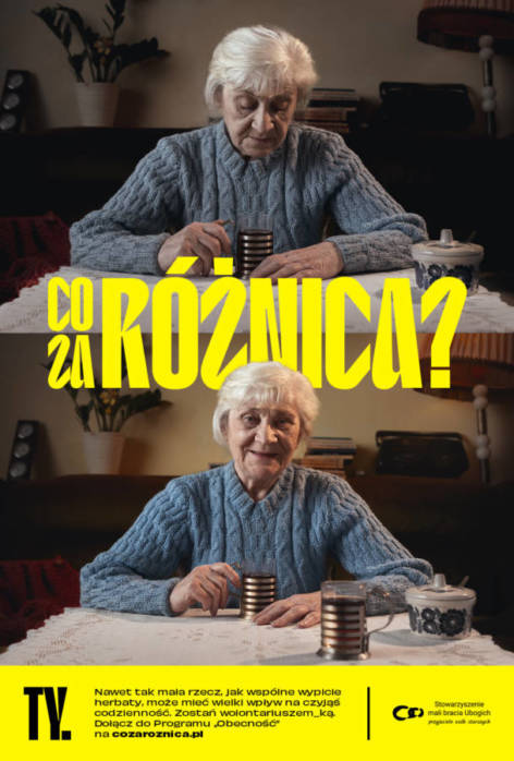 Plakat kampanii. Na górze plakatu widać starsza kobietę, która ma opuszczoną głowę, patrzy ze smutkiem na trzymany w dłoniach kubek. Na dole plakatu widać tę samą kobietę, która jednak tym razem patrzy na wprost z uśmiechem. W dłoni trzyma ten sam kubek, jednak przed nią stoi jeszcze jeden kubek, sugerując, że jest z nią w pomieszczeniu jeszcze jakaś osoba. Na środku plakatu widoczny jest żółty napis: Co za różnica?