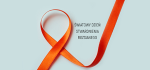 Pomarańczowa wstążka na niebieskim tle. Obok wstążki napis: Światowy Dzień Stwardnienia Rozsianego