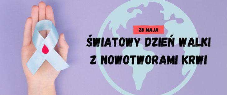 Na fioletowym tle po lewej dłoń z niebieską kokardką i kroplą krwi. Po prawej na tle kuli ziemskiej ciemny napis: Światowy Dzień Walki z Nowotworami Krwi. Powyżej na czerwonym polu napis: 28 maja.