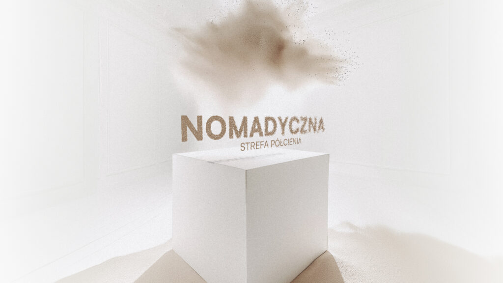 Duże białe kwadratowe pudło na środku pomieszczenia, nad którą unoszą się brązowe cząstki, sugerujące wybuch. Nad pudłem widnieje napis NOMADYCZNA STREFA PÓŁCIENIA.