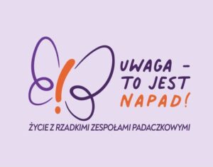 Ilustracja motyla w kolorze pomarańczowym i fioletowym. Po prawej stronie motyla jest tekst: Uwaga - to jest napad! Życie z rzadkimi zespołami padaczkowymi.