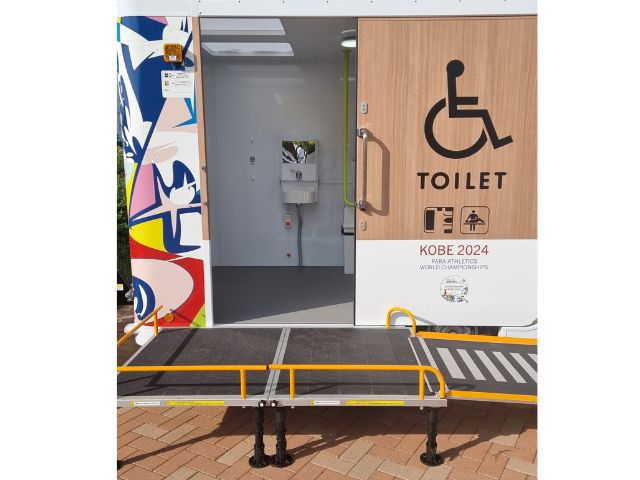 Zdjęcie przedstawia rozłożoną komfortkę - miejsce, gdzie można przewinąć osobę z niepełnosprawnością