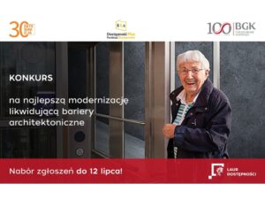 Plakat. Po lewej stronie widnieje napis Konkurs na najlepszą modernizację likwidującą bariery architektoniczne. Po prawej umieszczony jest wizerunek starszej kobiety z siwymi włosami, która szeroko się uśmiecha. Stoi przy wejściu do windy. na dole plakatu napisano: od lewej strony - Nabór zgłoszeń trwa do 12 lipca! Od prawej umieszczono symbol Lauru Dostępności czyli napis Laur Dostępności obok schematycznie narysowanego liścia. U gury umieszczono pasek na którym napisano nazwy instytucji, które organizują Laur Dostępności. Do lewej, kolejno, jest Integracja, Dostępność Plus. Fundusz Dostępności, Bank BGK.
