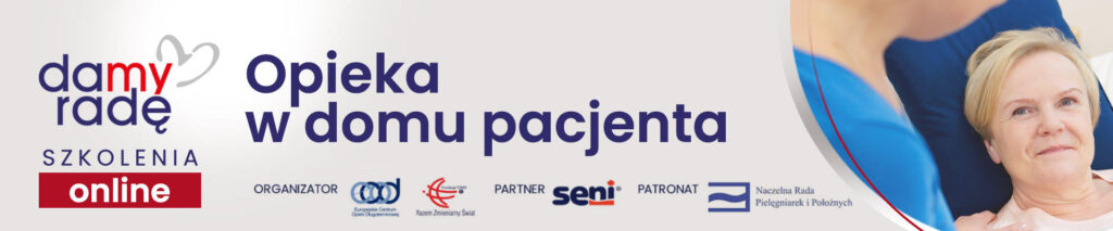 Po lewej stronie tekst: Darmowe szkolenia online, a w centrum większy napis: Opieka w domu pacjenta. Na dole baneru znajdują się loga różnych organizacji. Po prawej stronie jest zdjęcie przedstawiające seniorkę na fotelu