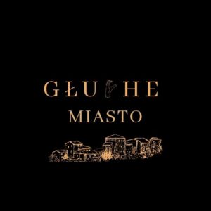 Grafika z tekstem i ilustracją na czarnym tle: GŁUCHE MIASTO. W słowie Głuche zamiast litery C jest amerykański alfabet języka migowego. Poniżej tekstu jest ilustracja panoramy miejskiej z budynkami