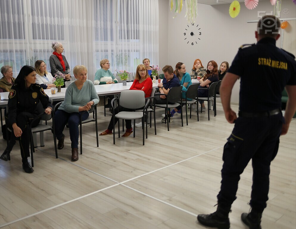 Seniorzy na warsztatach prowadzonych przez straż miejską