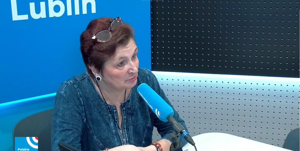 Kobieta siedząca w studiu radiowym Polskie Radio Lublin