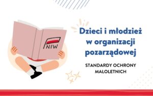 Baner promujący poradnik przedstawia grafikę osoby siedzącej po turecku z głową zanurzoną w książce. Obok znajduje się tytuł: Dzieci i młodzież w organizacji pozarządowej. Standardy ochrony małoletnich.