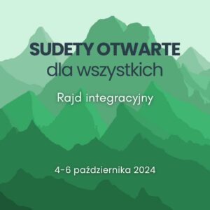 Grafika przedstawia szczyty górskie w różnych odcieniach zieleni. Na środku tekst: SUDETY OTWARTE dla wszystkich. Rajd integracyjny 4-6 października 2024