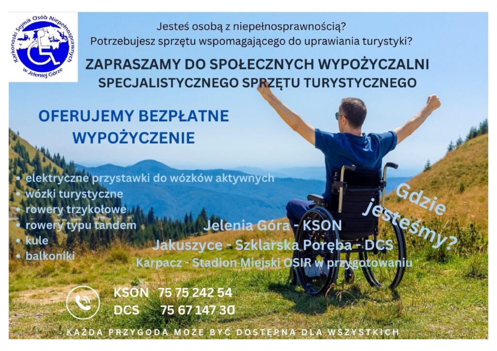 Plakat informacyjny promujący wypożyczalnię. Na zdjęciu mężczyzna na wózku inwalidzkim na szczycie trawiastego wzgórza, z widokiem na góry w tle. Mężczyzna jest zwrócony tyłem do widza, patrzy w stronę gór.