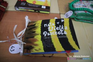 Okładka książki dotykowej w zółto-czarne paski pt. Mała Wielka Pszczoła, autorstwa: Marii Łucka, Łucji Trubacz oraz Karoliny Mirosław vel Matysiak