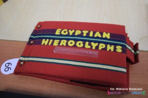 Okładka książki dotykowej pt. "Egyptian Hieroglyphs"