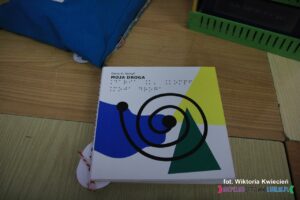 Okładka książki dotykowej pt. "Moja droga", autorstwa Darii K. Kompf