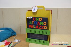 Książka pt. "Uno Strano Palazzo" (język włoski) umieszczona w drewnianym domku