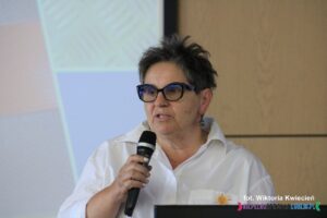 Pani Bożena Kazanowska - twórczyni jedynej w Polsce wypożyczalni książek dotykowych dla dzieci niewidomych i słabowidzących; Kawaler Orderu Uśmiechu