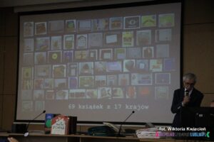 Slajd z miniaturami okładek książek, u dołu napis "69 książek z 17 krajów"