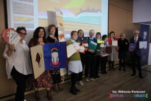 Pamiątkowe zdjęcie Jurorów, prezentujących wyróżnione i nagrodzone książki dotykowe