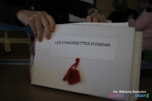 Prezentacja okładki ksiązki pt. "Les Chaussettes d’Oscar", która zdobyła I miejsce i nagrodę 2000 zł