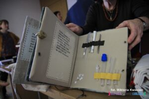 Wnętrze książki pt. "JAK ZACHRÁNIT VĔDCE", która zdobyła II miejsce i nagrodę 1500 zł; autor Michaela Samalova. na stronie przymocowano szklane próbówki i pipety.