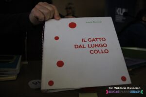 Prezentacja okładki książki pt. "IL GATTO DAL COLLO LUNGO", autorstwa Laury Burroni (Włochy), która zdobyła III miejsce i nagrodę 1000 zł