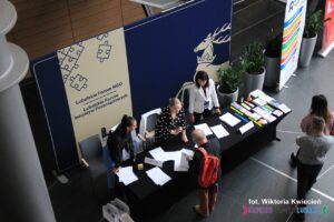 Stanowisko rejestracji na wydarzenie w Lubelskim Centrum Konferencyjnym, widok z góry