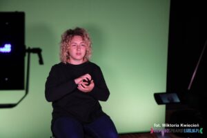 Pani Paulina Włodarczyk - Tłumaczka PJM podczas pracy