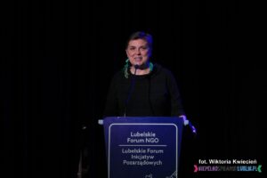 Pani Agnieszka Otapowicz podczas prelekcji pt. "Organizacje pozarządowe dziś i jutro"